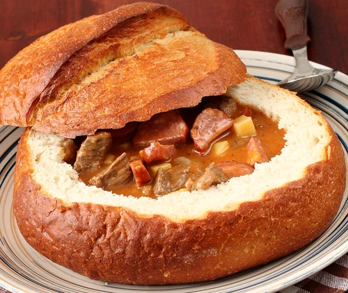 supa gulas cu carnati in paine jpeg