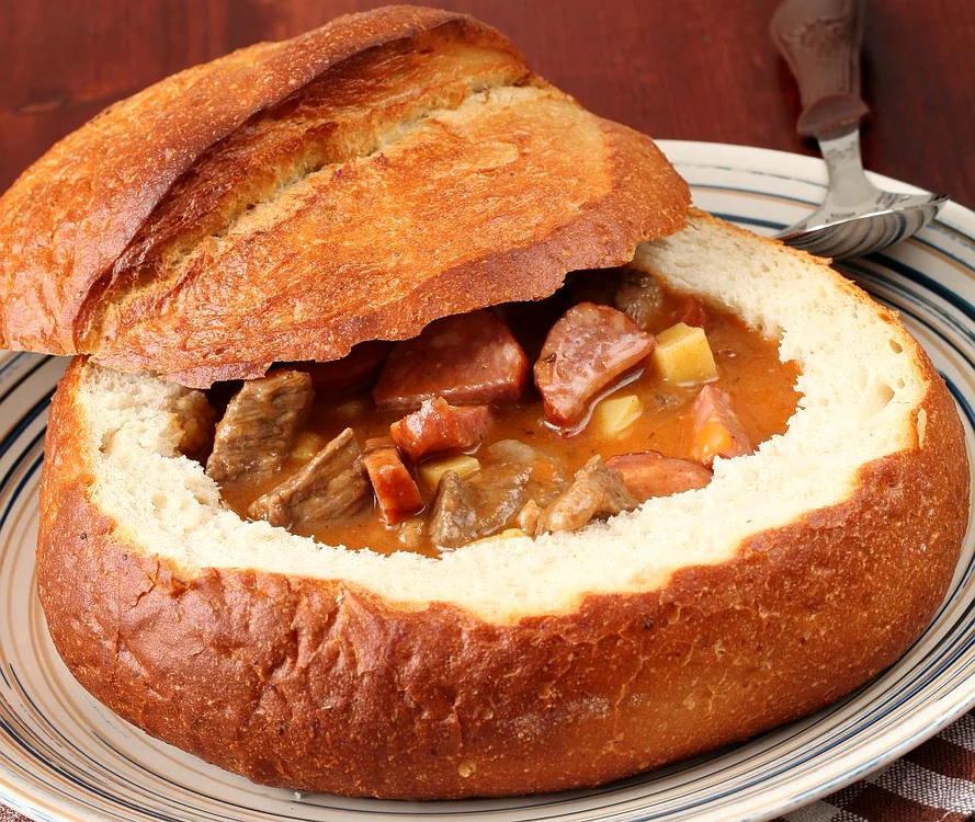 supa gulas cu carnati in paine jpeg