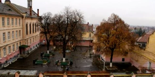 Elevii de la  „Noica“ vor fi mutaţi la Şcoala „Mihai Eminescu“, de pe strada Oştirii