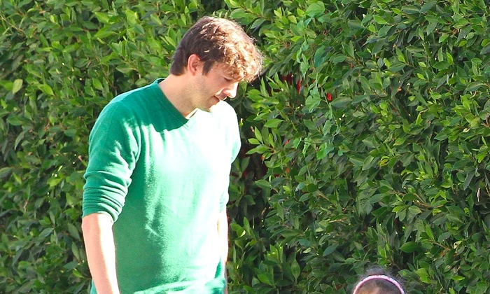 *EXCLUSIVE* Ashton Kutcher takes his daughter to a playdate jpeg