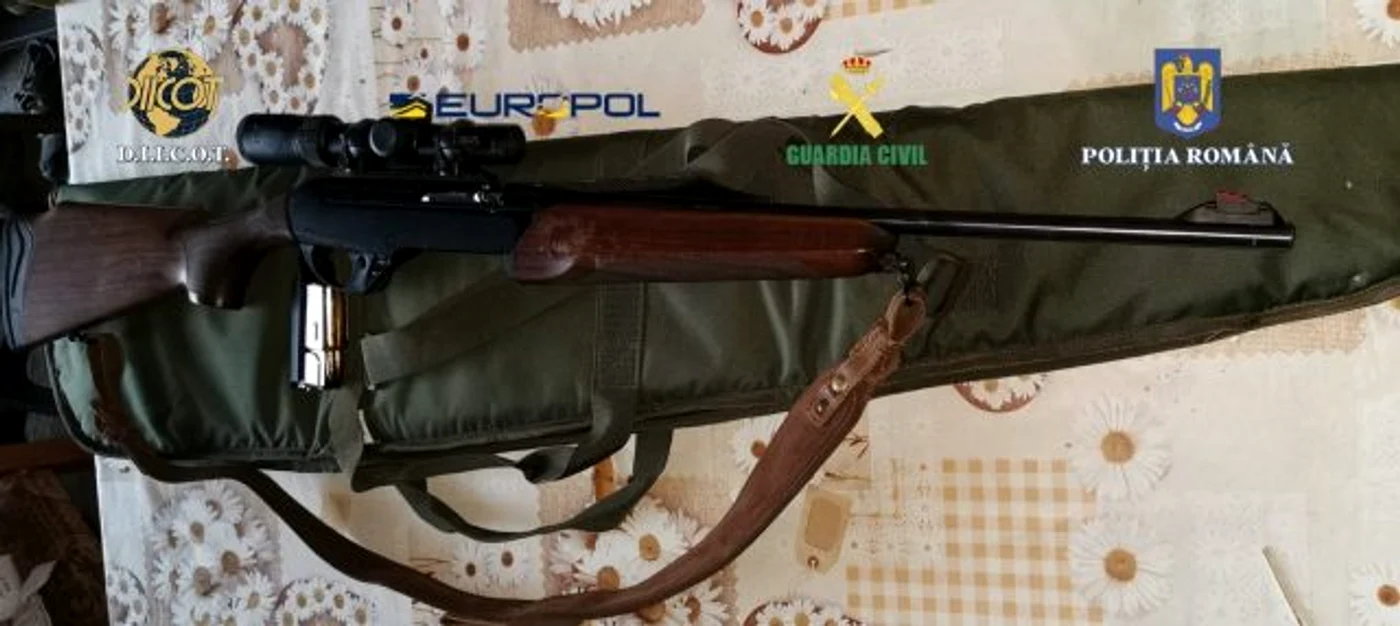 Armă găsită la percheziții la traficanții de arme