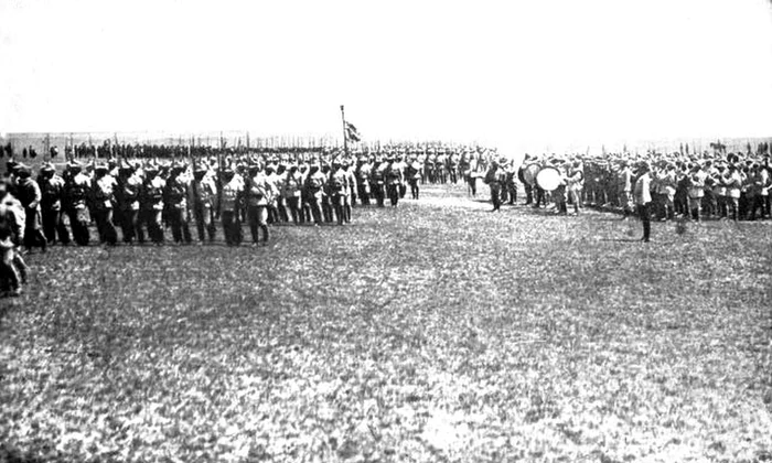 Soldați români, în timpul Primului Război Mondial, (sursa: Gogu Negulesco, „Rumania's sacrifice”, New York Century Co, 1918)
