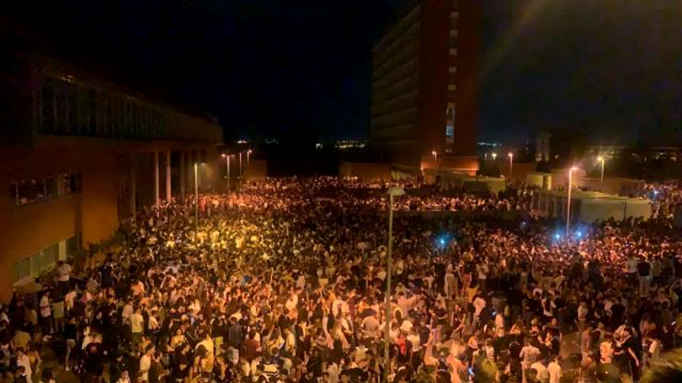 Petrecere în aer liber cu 25.000 de persoane în SpaniaFoto: Twitter