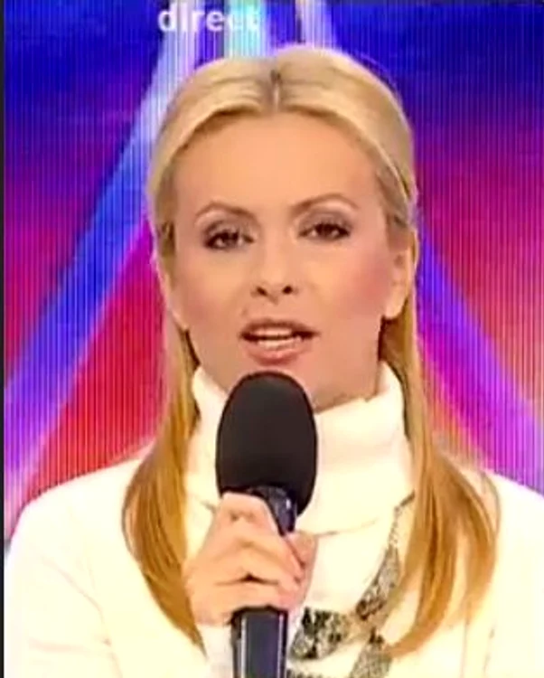 
    Aşa s-a îmbrăcat Simona în emisiunea de astăzi  
