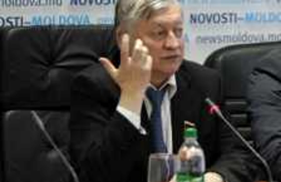 EDUARD BÂZGU Anatoli Karpov, multiplu campion mondial