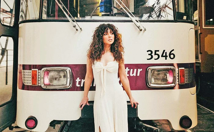 Artista şi-a lansat piesa în trafic