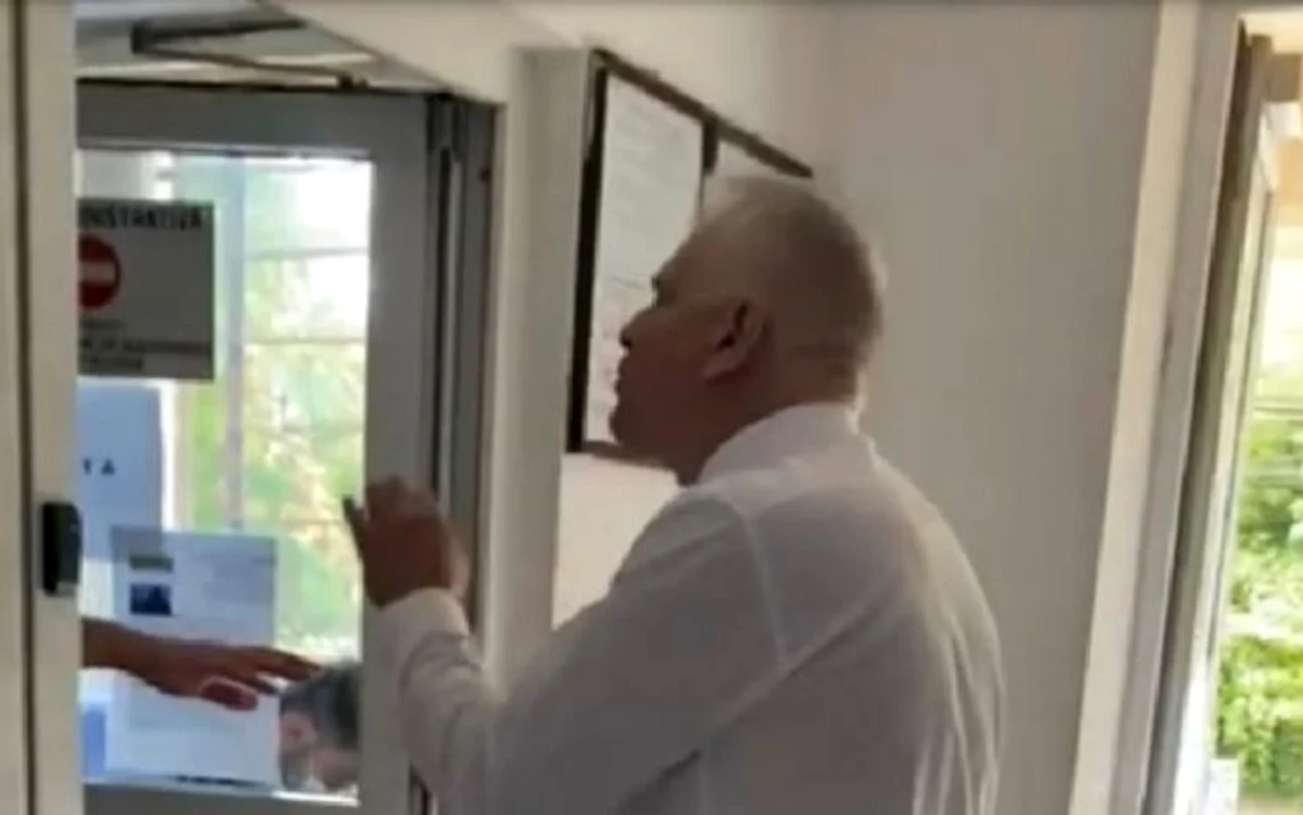 Christian Ciocan a fost filmat în secția 4 de Poliție, iar imaginile au fost publicate pe Facebook Sursa foto: Adevărul