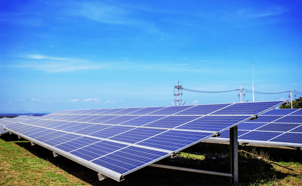Goana după fotovoltaice de frica facturilor uriașe. Ce bani primesc românii de la stat 