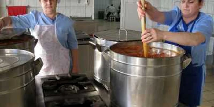 La cantina socială se vor pregăti meniuri speciale