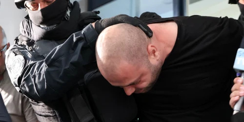 Suspectul incidentului de la ambasada Israelului este escortat de politisti in afara sectiei de politie 14 din Bucuresti  3 iunie 2024  Inquam Photos  George Calin (2) jpg