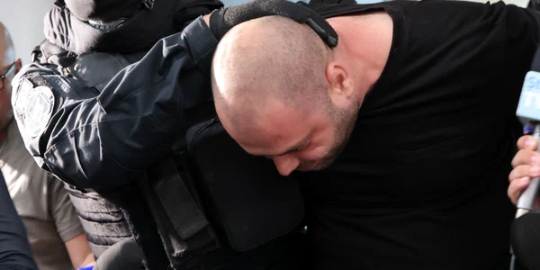 Suspectul incidentului de la ambasada Israelului este escortat de politisti in afara sectiei de politie 14 din Bucuresti  3 iunie 2024  Inquam Photos  George Calin (2) jpg