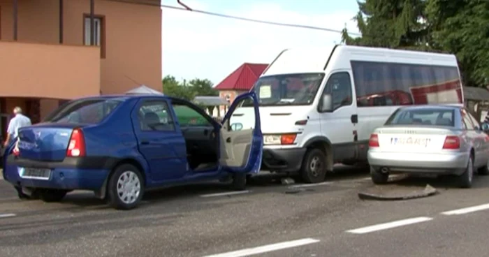 Trei maşini au fost implicate în accident
