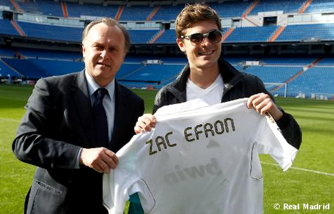 
    Actorul s-a ales și cu un tricou pe care îi era inscripționat numele (foto: realmadrid.com)  