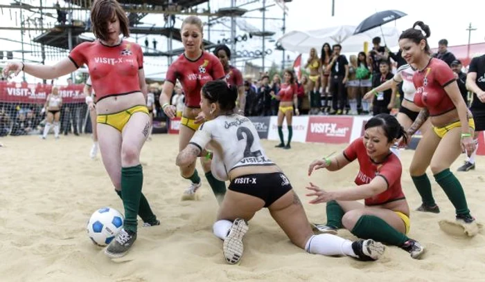 Starurile porno au jucat fotbal la Berlin (FOTO: AFP)