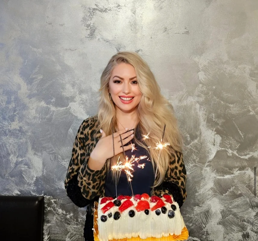 Ornela face tort de post foto: arhiva personală 