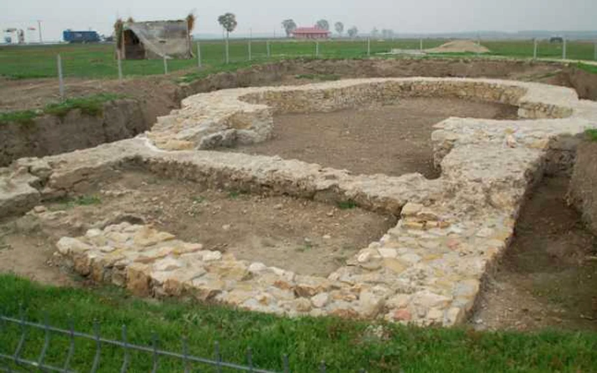 Ruine ale fostei aşezări medievale „Oraşul de Floci” FOTO guraialomitei.com