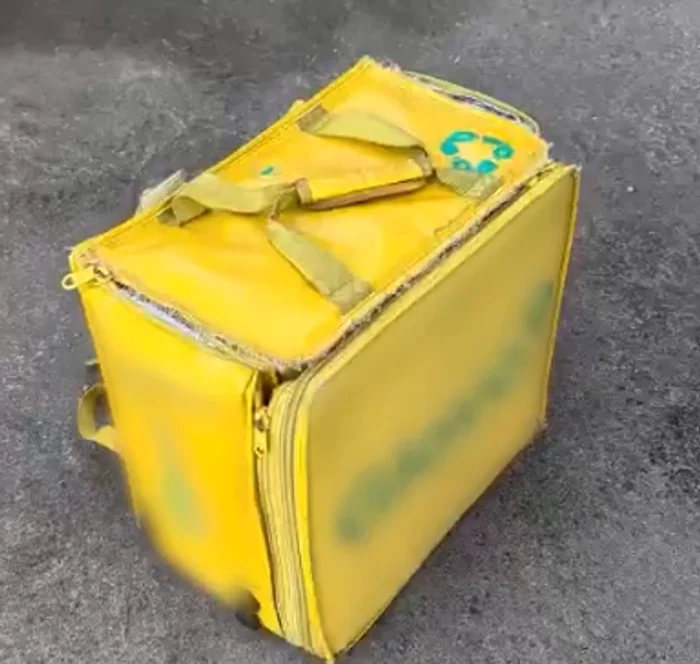 În geantă erau ascunse materiale pirotehnice FOTO: Captură 