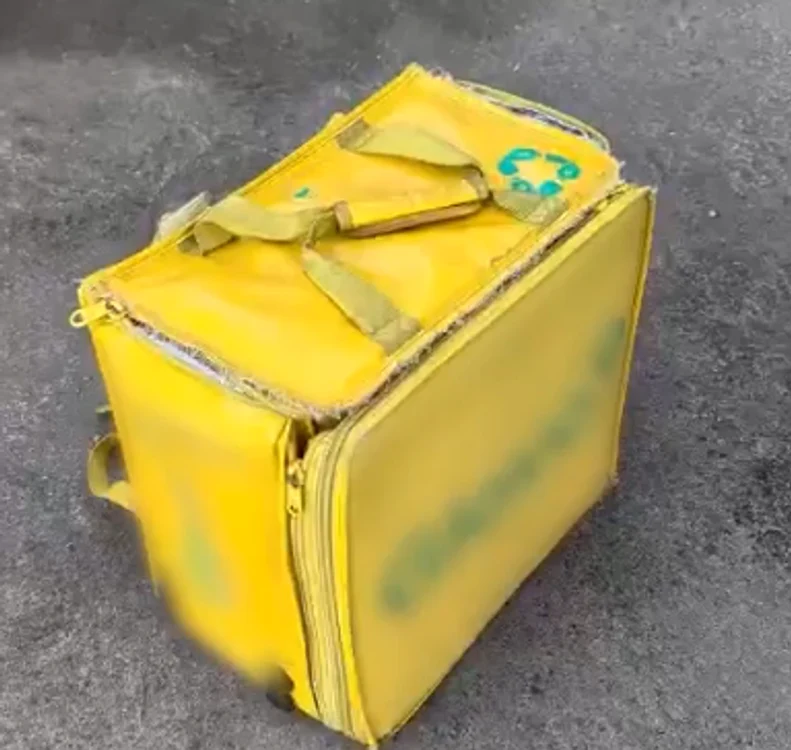 În geantă erau ascunse materiale pirotehnice FOTO: Captură 