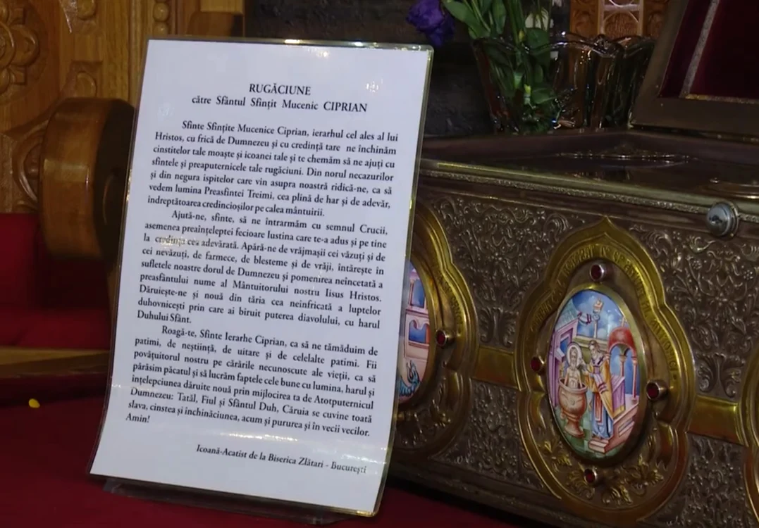 Rugăciunea către Sf Ciprian la moaștele din Biserica Zlătari din București Foto Daciana Stoica