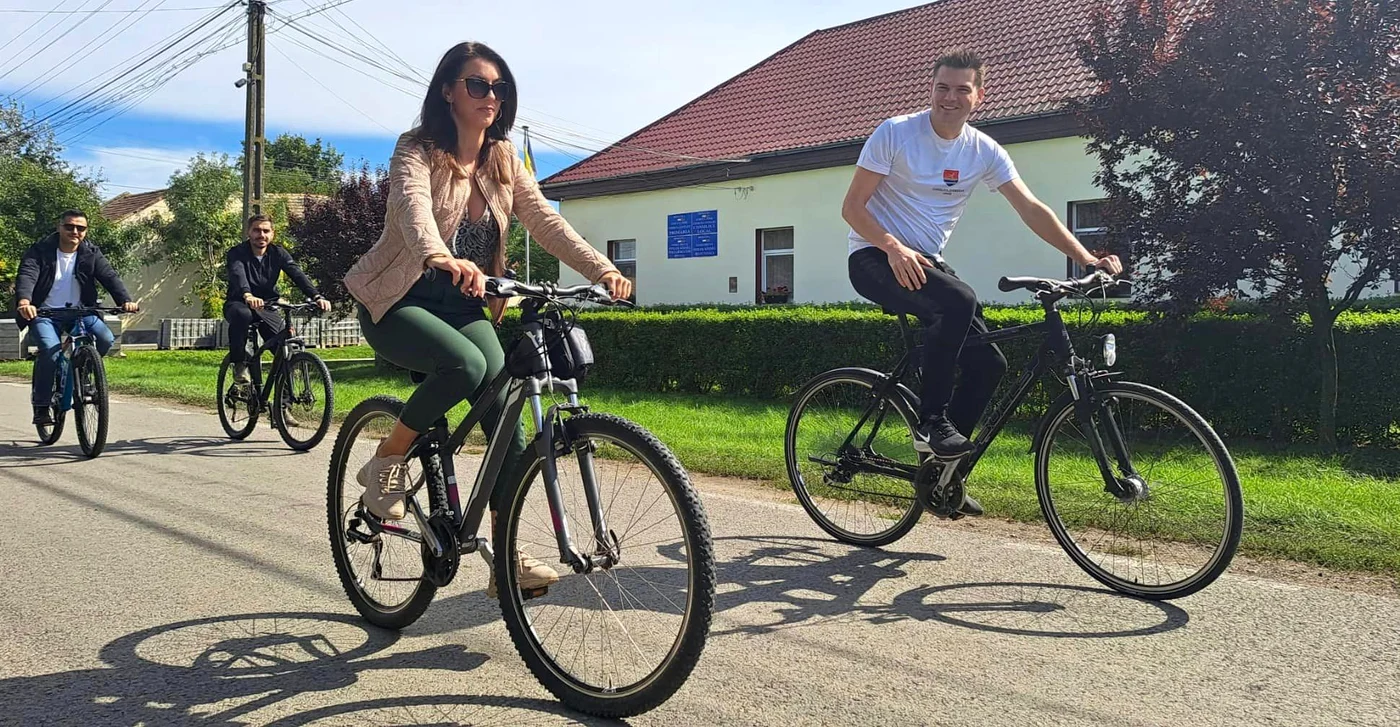 Primarul Silvia Fechete pe bicicletă FOTO Silvia Fechete