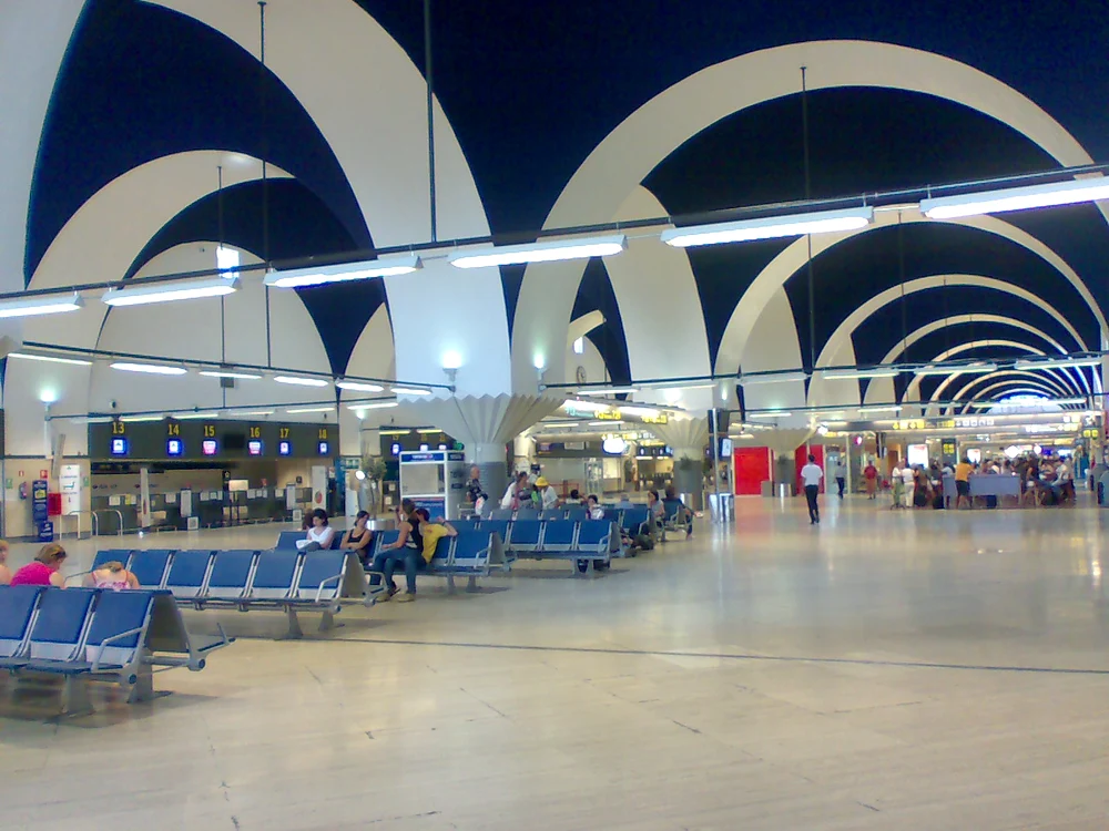 
    Crima s-a produs în parcarea Aeroportului din SevillaFoto: Wikipedia  