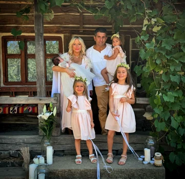 “Tot ce mi-am dorit mai mult… Botezul Aidei, Maramureș!”, a notat Laura Cosoi pe pagina ei de Instagram