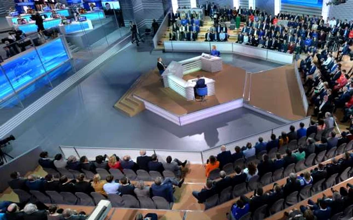 Preşedintele Vladimir Putin, în cadrul amplului dialog tv anual cu naţiunea, organizat pe 14 aprilie - prilej de a se reafirma ca liderul puternic care apără Rusia de inamicii externi şi este preocupat de problemele cetăţenilor. (Foto: AP)