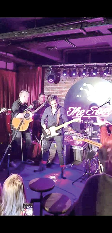 Chitaristul Alexandru Lipan,  fiul lui Ţăndărică