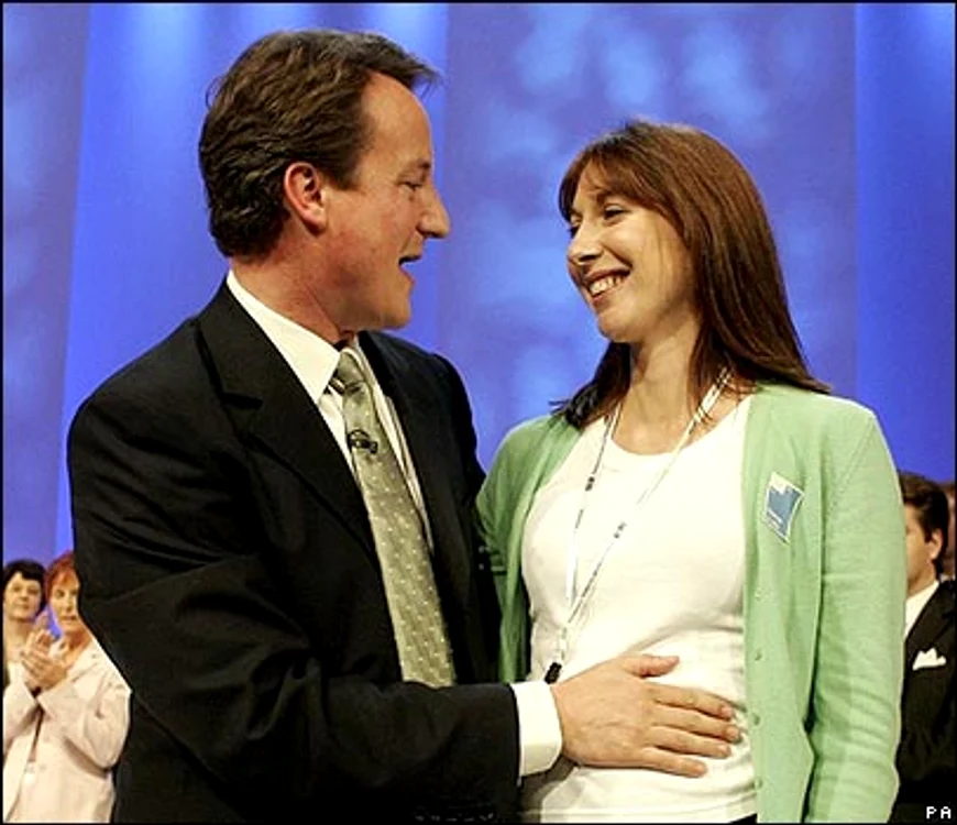 
    David Cameron şi soţia  
