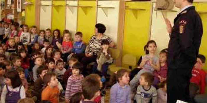 Micuţii au fost ochi şi urechi la sfaturile pompierilor