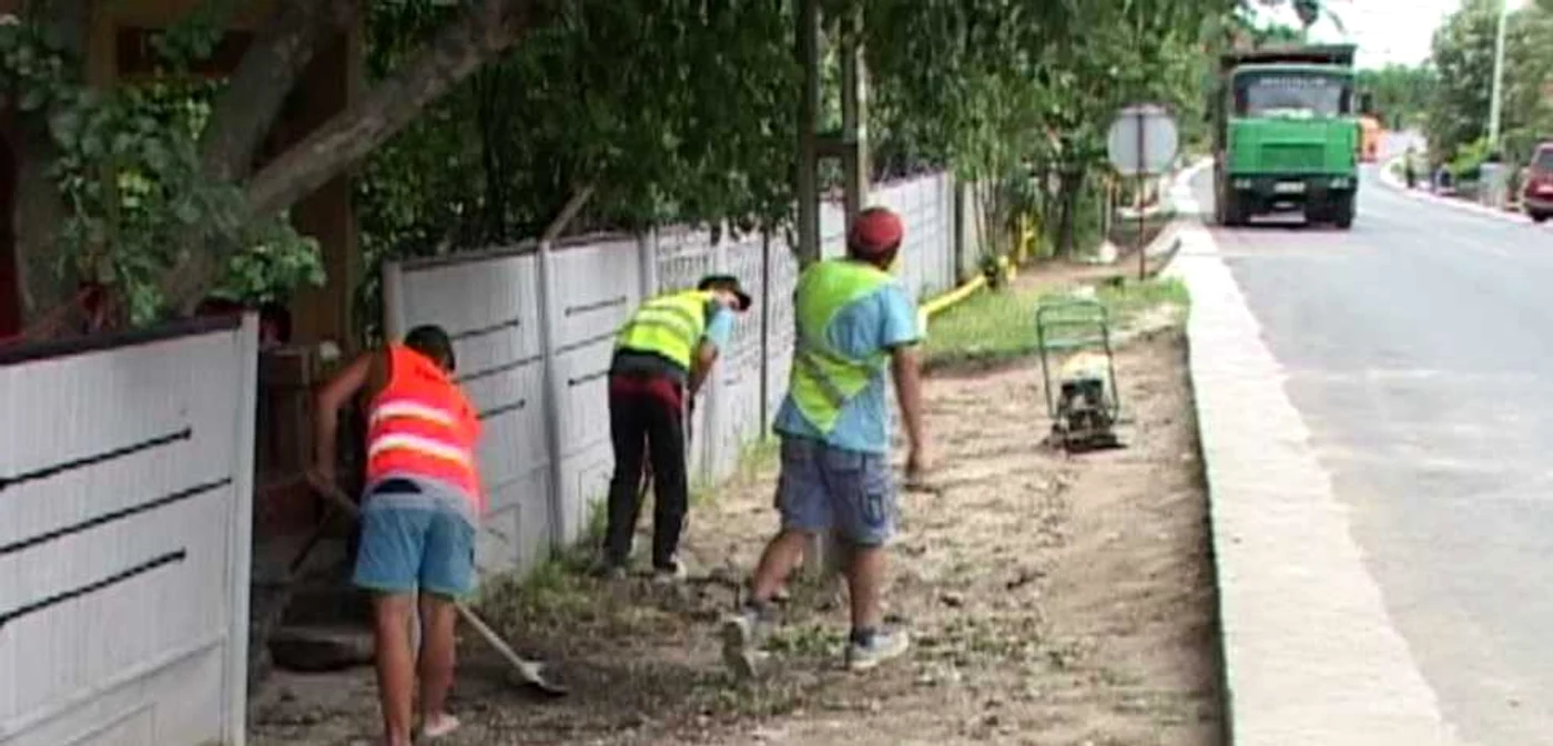 Apa nu are pe unde să se scurgă, pentru că nu există şanţuri Foto: Gorj TV