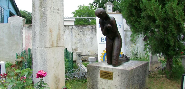 Statuia este din nou în cimitirul Dumbrava