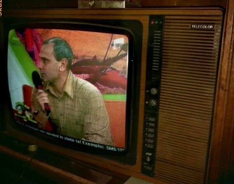 Când au început românii să aibă televizoare color la liber. Unii acopereau ecranul cu o folie indigo