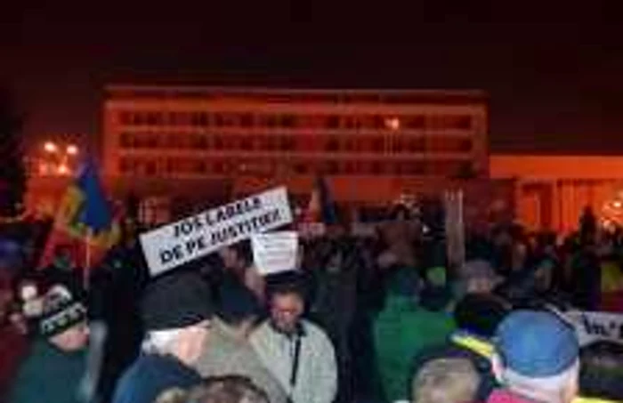 Băimărenii au protestat şi noaptea trecută Foto: Angela Sabău