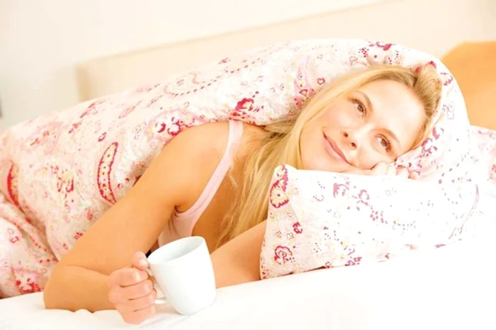 Vrei să dormiţi ca un bebeluş? Nu vă repeziţi la raftul cu medicamente! Teiul şi muşeţelul vă scapă de stres şi insomnia.Foto: click.ro/shutterstock