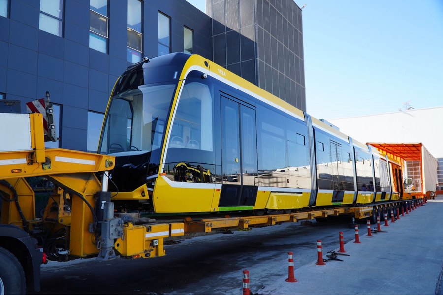 Primul tramvai galben Bozankaya vine la Timișoara. Alte 23 tramvaie violete circulă deja FOTO