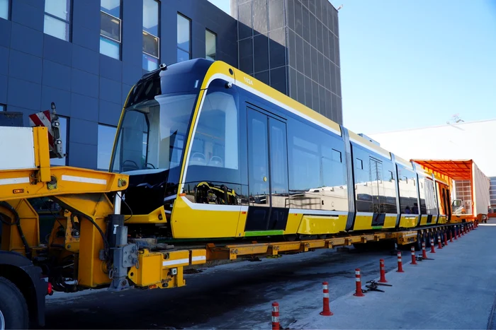 Tramvaiul galben e în drum spre Timișoara FOTO Bozankaya