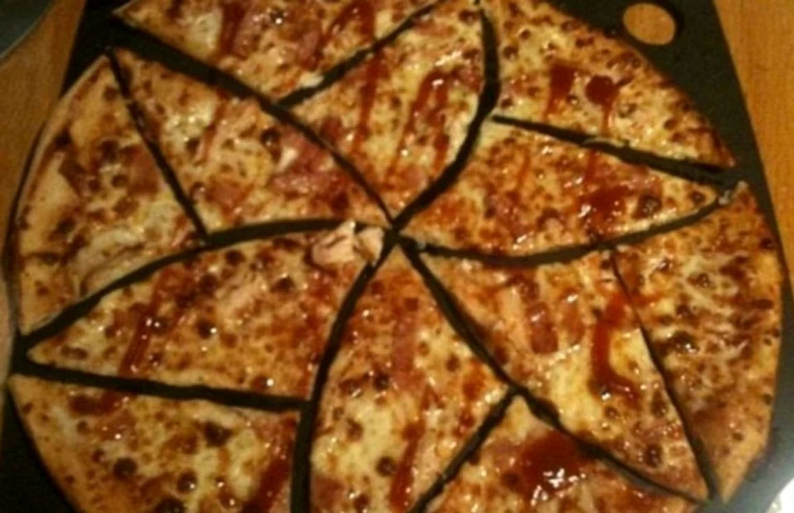 Vei obține mai multe bucăți dacă vei tăia pizza în acest fel