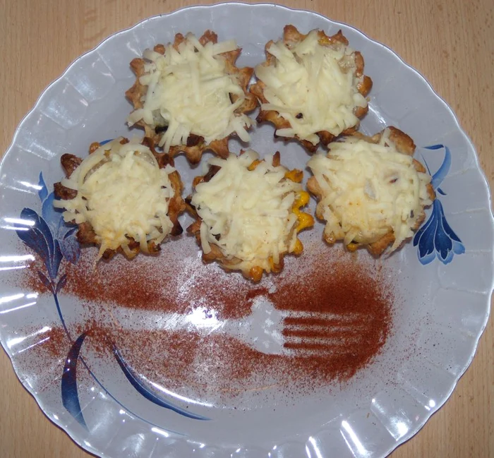 Coşuleţe cu kaizer, măsline şi brânză