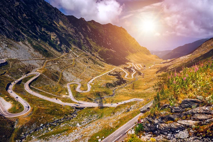 
    Transfăgărașanul a fost considerat de către realizatorii emisiunii „Top Gear” drept cea mai spectaculoasă șosea alpină din lumeFoto:Shutterstock  