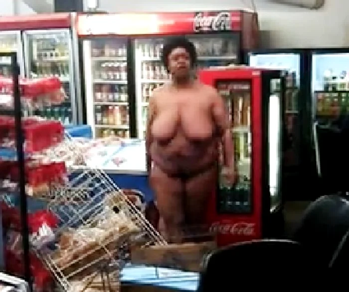 Furioasă că nu mai are droguri, femeia a distrus tot ce a întâlnit în caleFoto: Captură video