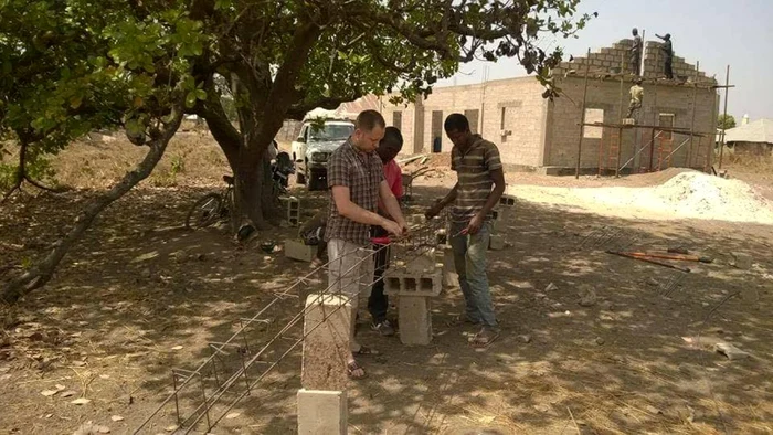 Pompierii Petru Coşarbă şi Petru Şiclovan Petru cnstruiesc şcoli pentru copii africani FOTO MAI
