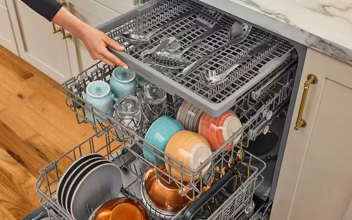 Sertare diferite pentru veselă și tacâmuri într-o mașină de spălat vase încorporabilă The Home Depot