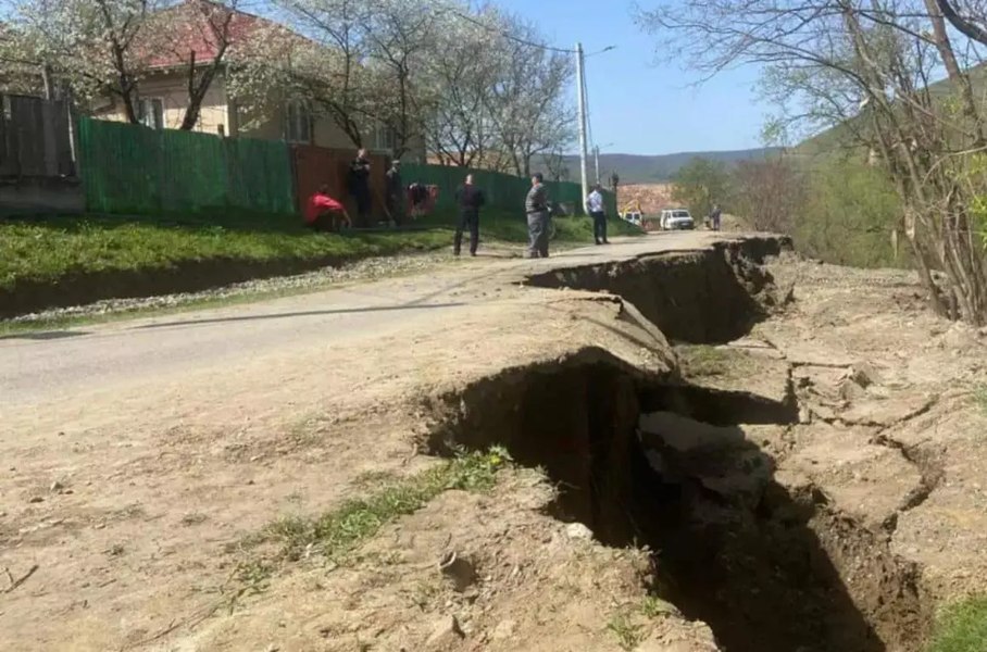 Alunecare de teren în județul Alba: 100 de oameni izolați și 3 persoane evacuate