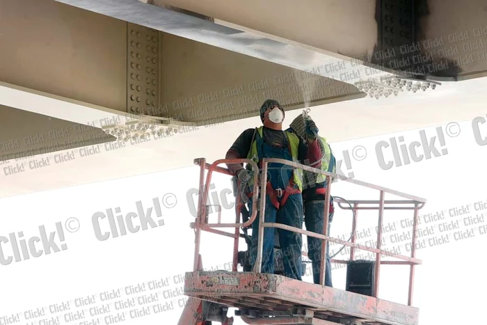 Pe sub pasaj circulaţia auto va fi în continuare deviată pentru executarea celui de-al doilea pod (Fotografii: Dorin Constanda)