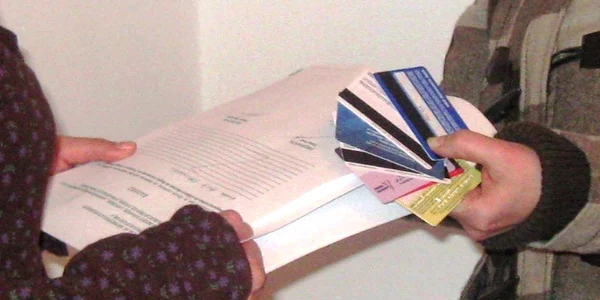Cei cinci sunt cercetaţi pentru tentativă de înşelăciune şi uz de fals