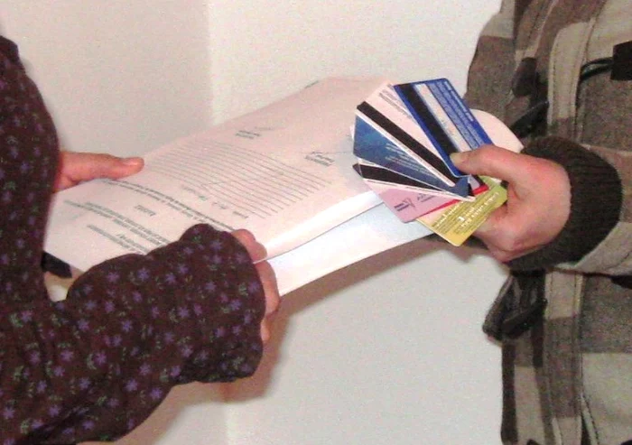 Cei cinci sunt cercetaţi pentru tentativă de înşelăciune şi uz de fals