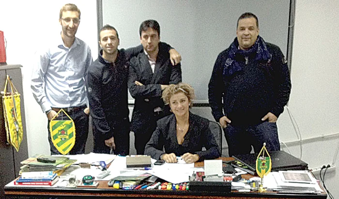 La semnarea  contractului lui  Lucian Sânmărtean  (al doilea  din stânga),  la Vaslui