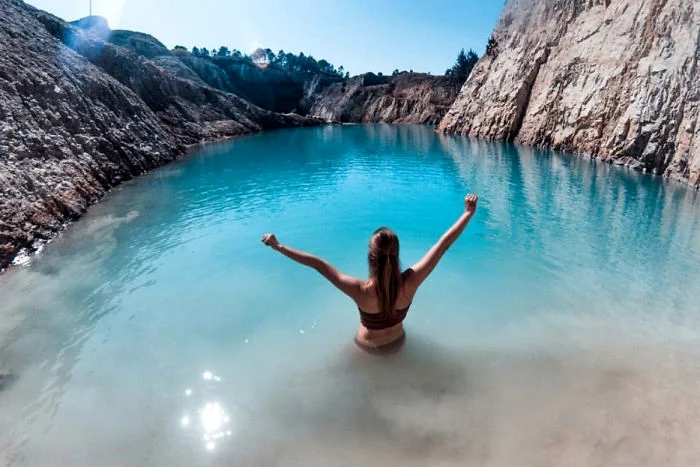 6 influencers get sick posing toxic blue lake spain 5d380914d7d5e 700 jpg jpeg