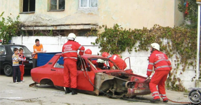 Pompierii i-au încântat pe cei mici